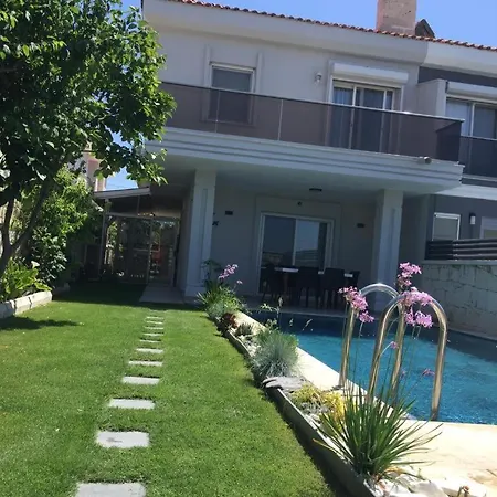 Mustakil Havuzlu Çeşme