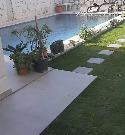 Mustakil Havuzlu * Çeşme