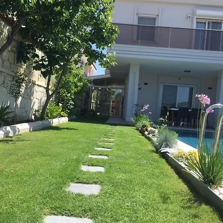Villa Mustakil Havuzlu Çeşme