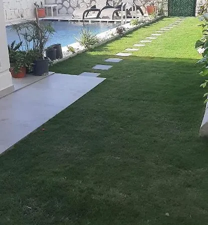 Mustakil Havuzlu Villa *