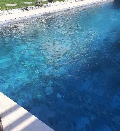Mustakil Havuzlu * Çeşme